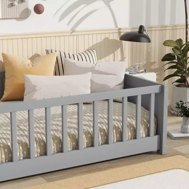 Einzelbett mit Bodenplattform und integriertem Bücherregal, Schutzgittern und stabilem Holzgestell, platzsparendes Design fürs Kinderzimmer