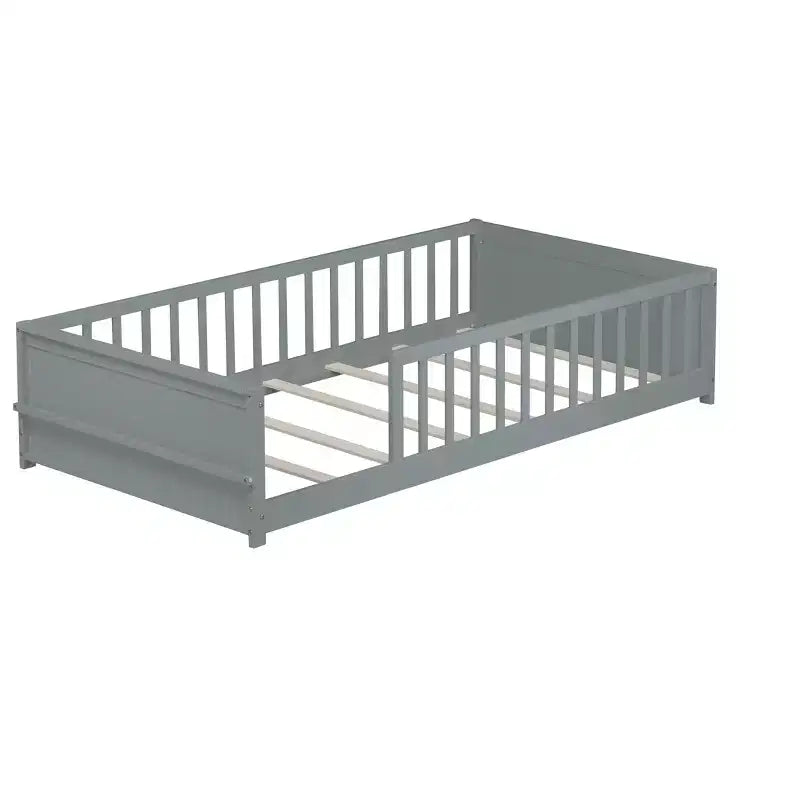 Einzelbett mit Bodenplattform und integriertem Bücherregal, Schutzgittern und stabilem Holzgestell, platzsparendes Design fürs Kinderzimmer
