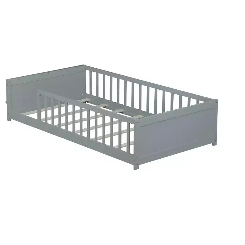 Einzelbett mit Bodenplattform und integriertem Bücherregal, Schutzgittern und stabilem Holzgestell, platzsparendes Design fürs Kinderzimmer