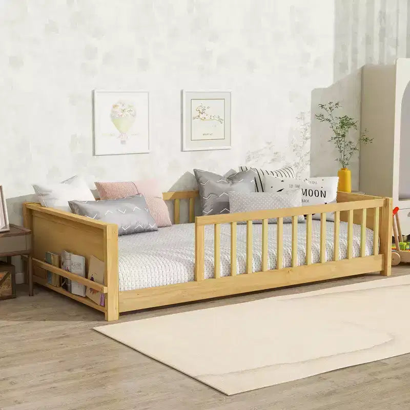 Einzelbett mit Bodenplattform und integriertem Bücherregal, Schutzgittern und stabilem Holzgestell, platzsparendes Design fürs Kinderzimmer