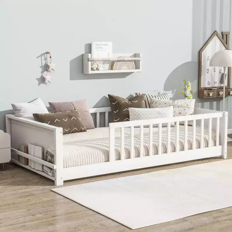 Einzelbett mit Bodenplattform und integriertem Bücherregal, Schutzgittern und stabilem Holzgestell, platzsparendes Design fürs Kinderzimmer